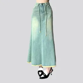 Light-wash women's jean skirt